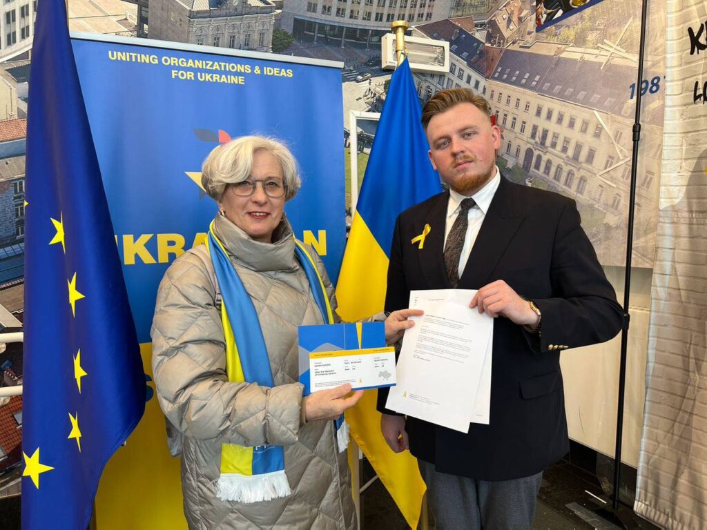 Партизанський рух "Жовта стрічка" передав депутатам Європарламенту листи від кримських проукраїнських активістів, і перші квитки на потяг до звільненого Криму