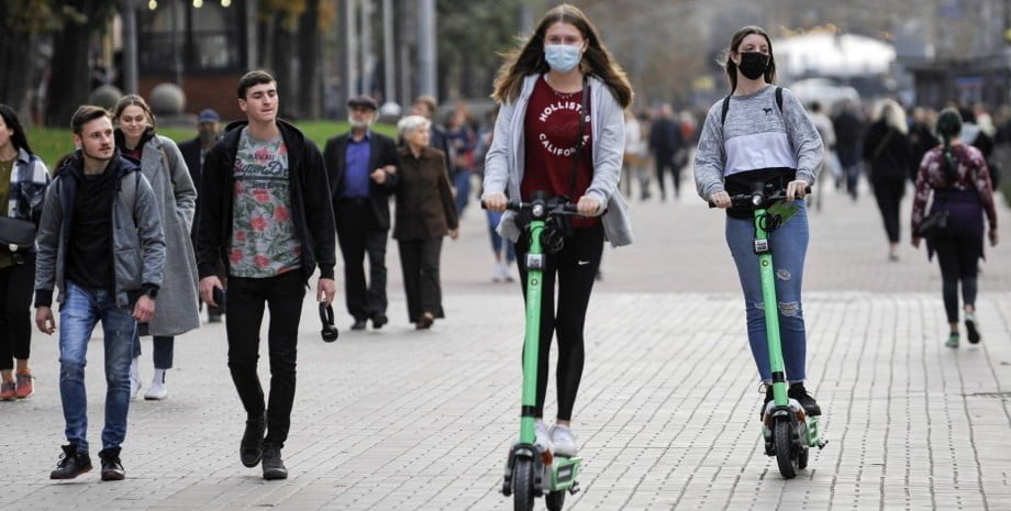 В Україні було прийнято законопроєкт № 8172, який визнав самокати та моноколеса транспортними засобами. Це дозволить їх використовувати на дорогах, як і будь-який інший засіб транспорту.