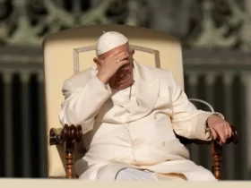 Увечері, 29 березня, Папу Римського терміново госпіталізували до лікарні Джемеллі в Римі.  Він там пробуде "кілька днів" для лікування респіраторної інфекції.