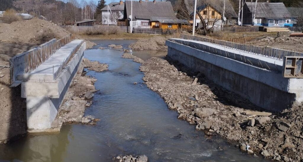 На Буковині оновлюють дорогу до пункту пропуску з Румунією. Дорожники оновлюють у Чернівецькій області трасу до пункту пропуску з Румунією «Шепіт – Ізвоареле Сучевей».