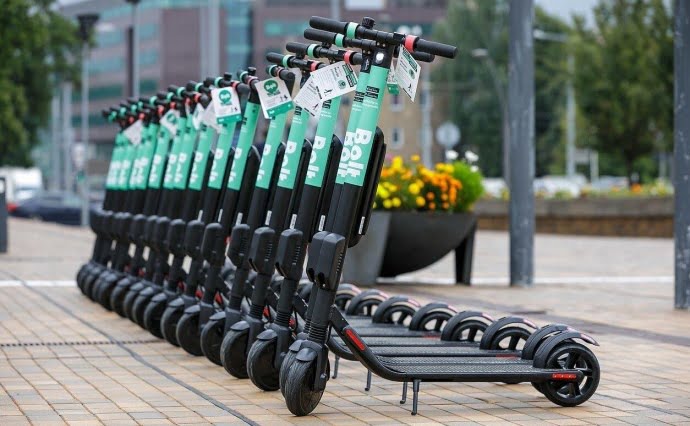 В Україні було прийнято законопроєкт № 8172, який визнав самокати та моноколеса транспортними засобами. Це дозволить їх використовувати на дорогах, як і будь-який інший засіб транспорту.