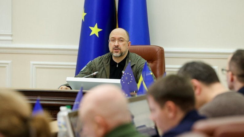 Прем'єр-міністр України Денис Шмигаль під час засідання уряду 17 січня, фото: урядовий портал. "Довідки мають ходити за ветераном, а не навпаки"