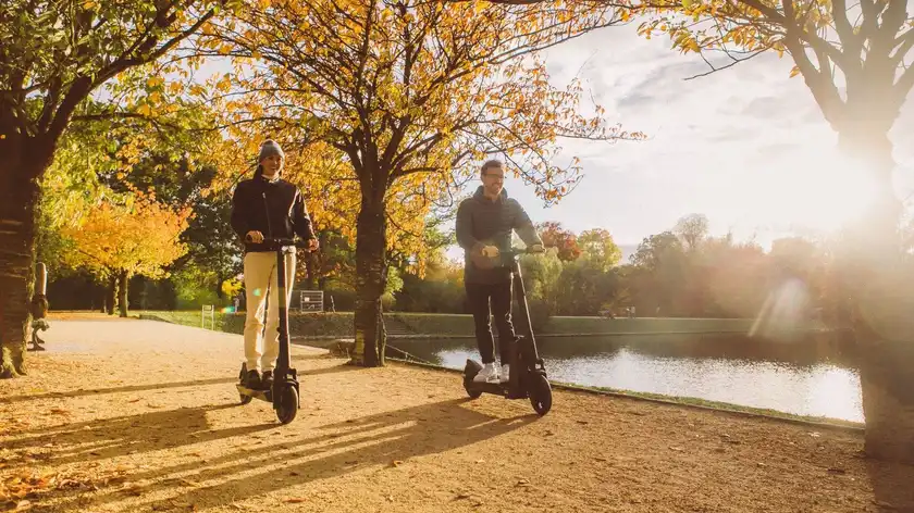 В Україні було прийнято законопроєкт № 8172, який визнав самокати та моноколеса транспортними засобами. Це дозволить їх використовувати на дорогах, як і будь-який інший засіб транспорту.