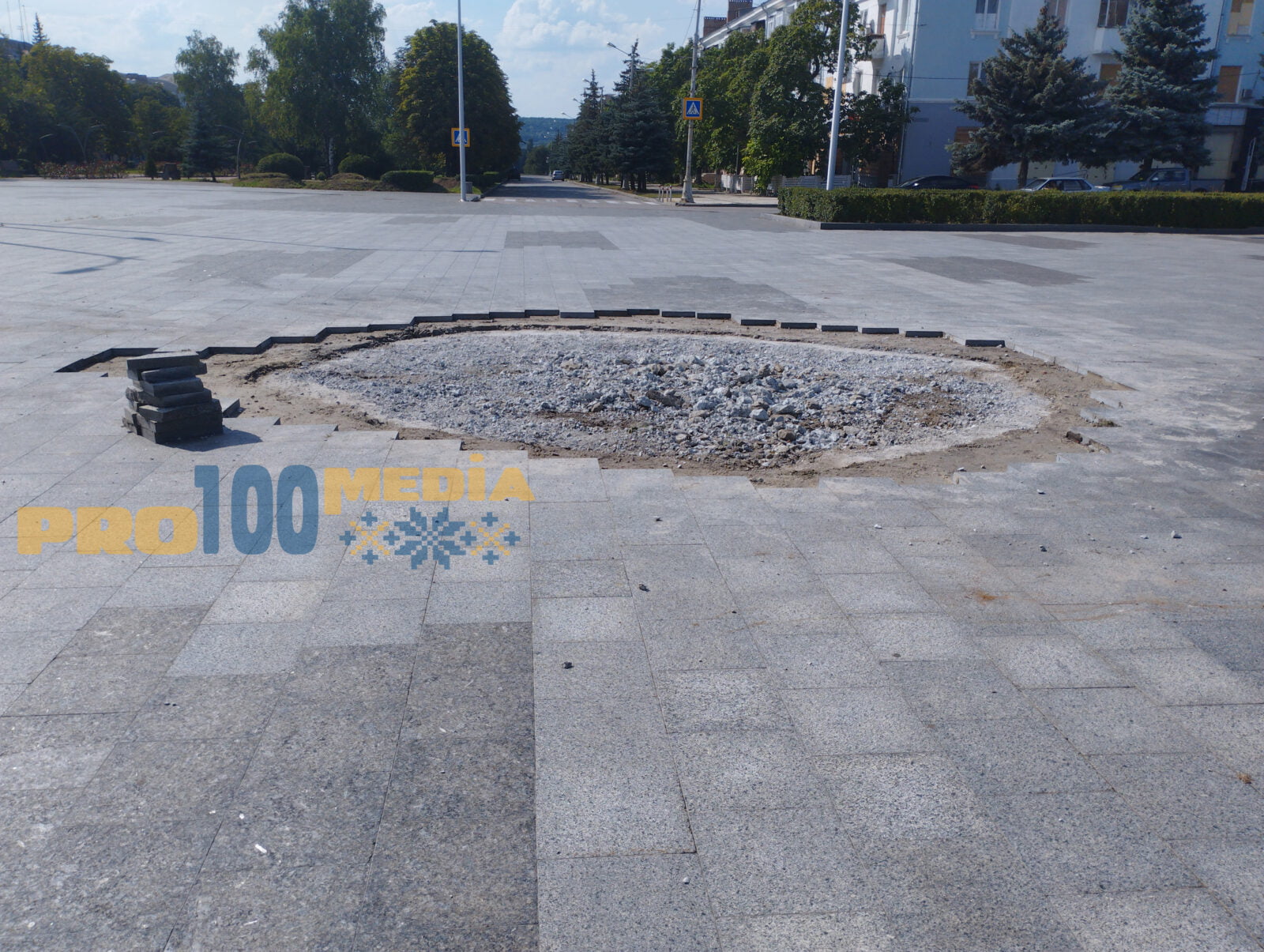 У Краматорську комунальники ремонтують наслідки минулорічного обстрілу площі Миру