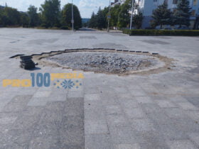 У Краматорську комунальники ремонтують наслідки минулорічного обстрілу площі Миру