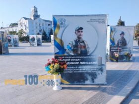 У Краматорську люди несуть квіти до портретів загиблих бійців.