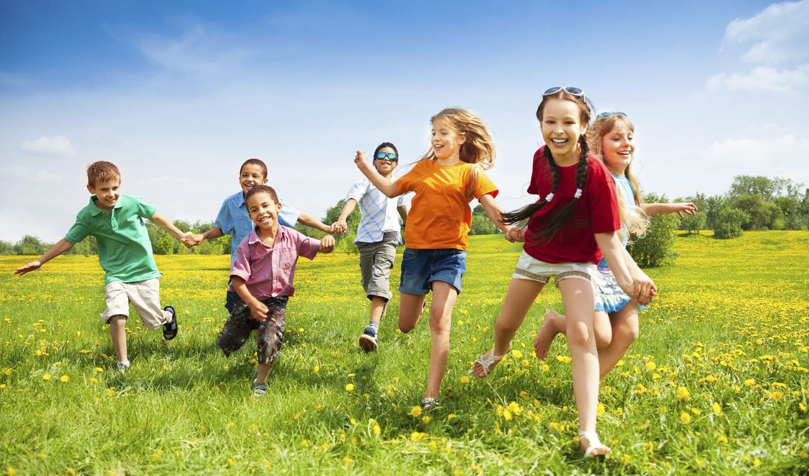 Діти гуляють та грають