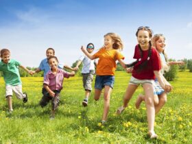 Діти гуляють та грають