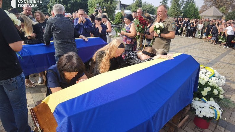 На Полтавщині прощаються із військовими, які загинули під час падіння двох "Мі-8" на Донеччині