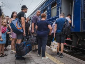 Цивільні мешканці Донеччини виїжджають у більш безпечні регіони, черговий поїзд з евакуйованими прибув до Бердичева