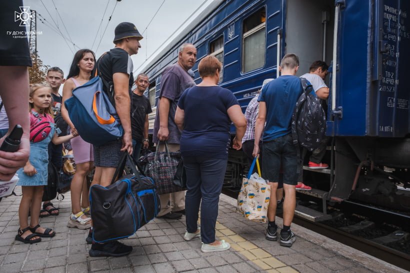 Цивільні мешканці Донеччини виїжджають у більш безпечні регіони, черговий поїзд з евакуйованими прибув до Бердичева