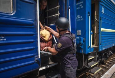 На Донеччині триває евакуація цивільних мешканців до більш безпечних регіонів України