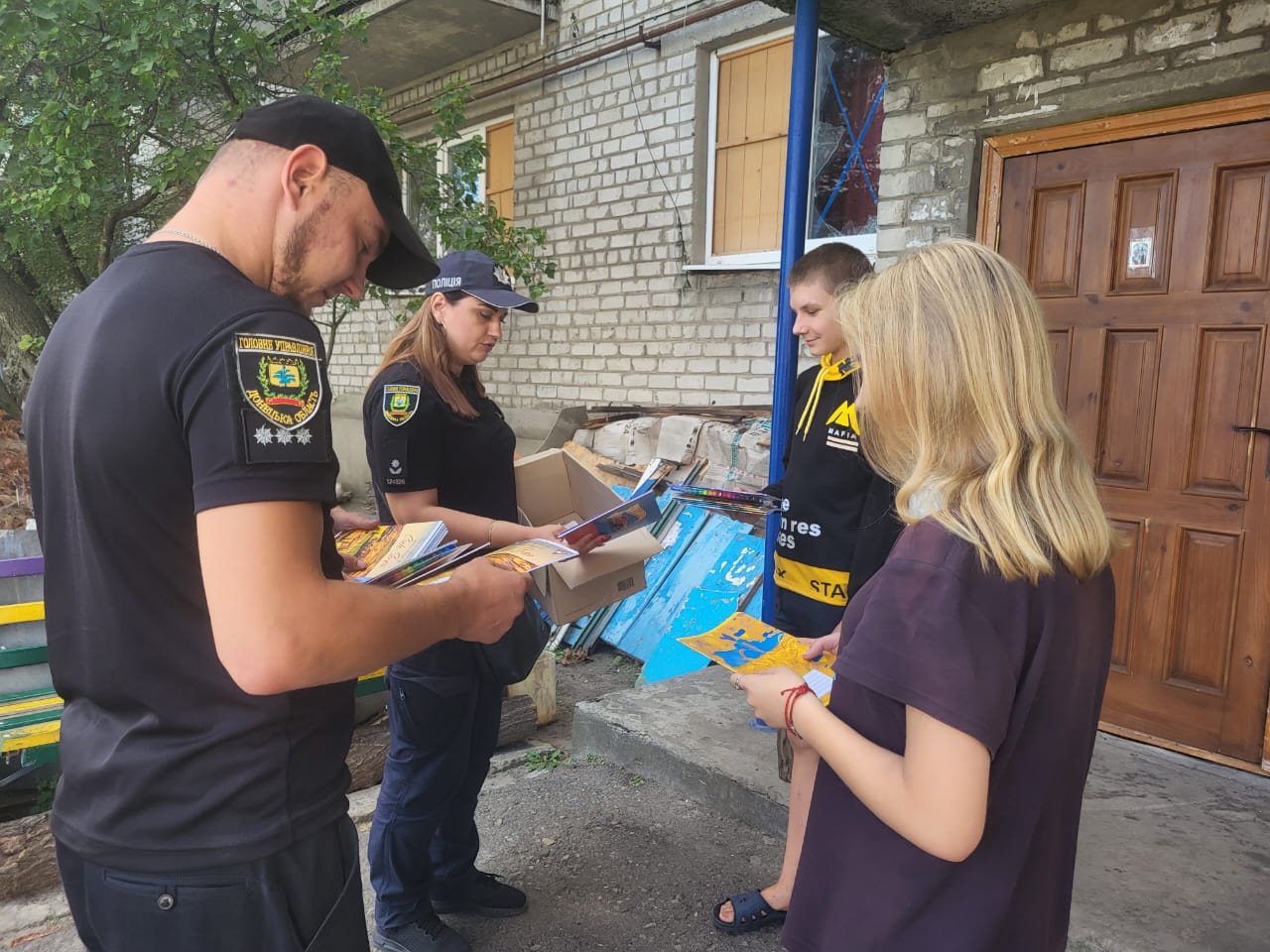 поліцейські надають допомогу багатодітним родинам