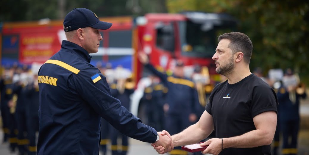 Президент нагородив 3 рятувальників Донеччини