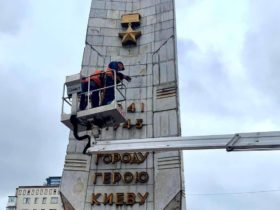 У центрі Києва декомунізували обеліск часів СРСР