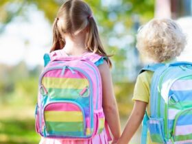 Діти ідуть до школи