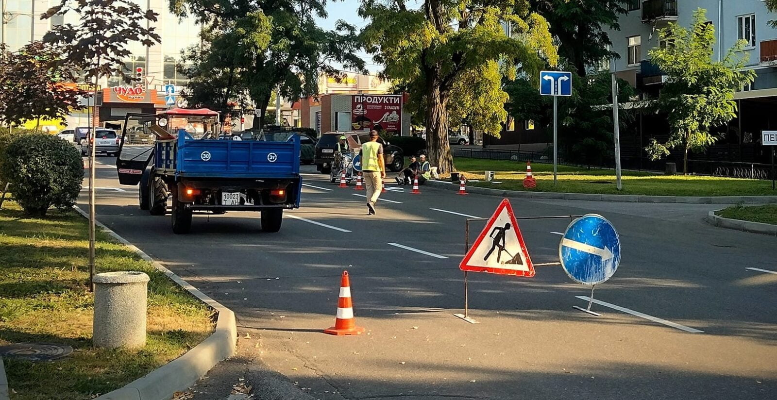 У Краматорську комунальники наносять дорожню розмітку