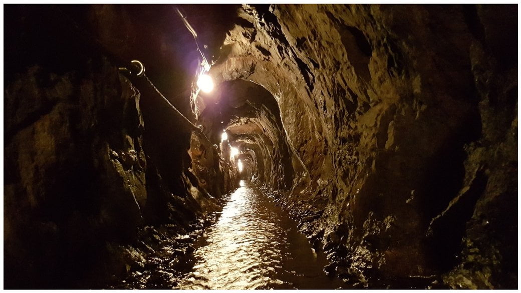 Мобілізували працівників та затопили шахти