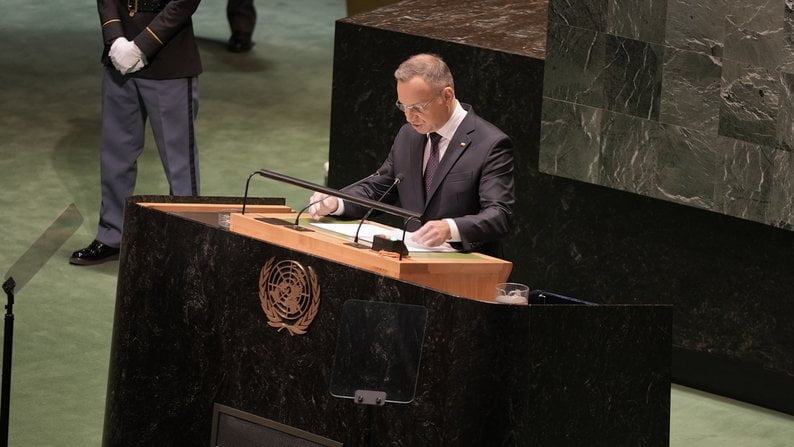 Дуда порівняв Україну з "потопельником, який хоче втопити Польщу"