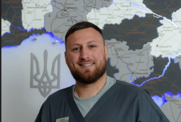 Дмитро Зубенко допомагає людям з інвалідністю у центрі “Донбас-Прикарпаття”