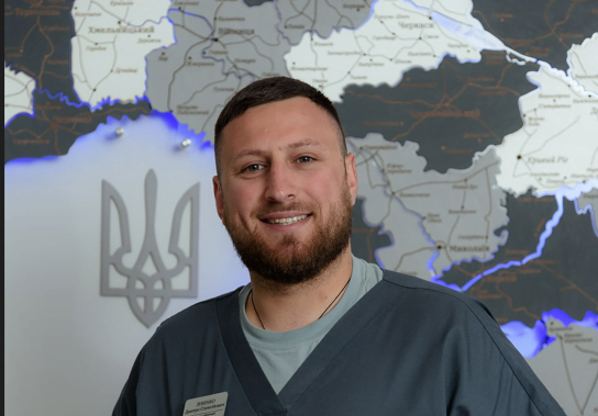 Дмитро Зубенко допомагає людям з інвалідністю у центрі “Донбас-Прикарпаття”