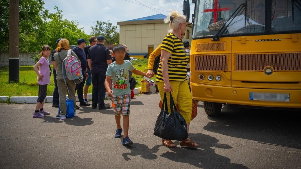 У Донецькій області з 30 населених пунктів евакуювали всіх дітей