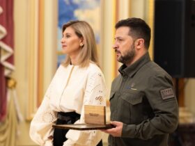 Володимир Зеленський вручив відзнаку Президента «Національна легенда України» краматорцю Володимиру Летенко Джерело: https://pro100media.com.ua/novyny-kramatorska/volodymyr-zelenskyj-vruchyv-vidznaku-prezydenta-natsionalna-legenda-ukrayiny-kramatortsyu-volodymyru-letenko/