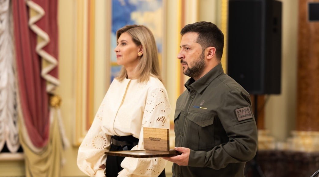 Володимир Зеленський вручив відзнаку Президента «Національна легенда України» краматорцю Володимиру Летенко Джерело: https://pro100media.com.ua/novyny-kramatorska/volodymyr-zelenskyj-vruchyv-vidznaku-prezydenta-natsionalna-legenda-ukrayiny-kramatortsyu-volodymyru-letenko/