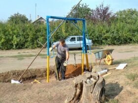 Чоловік у Дружківці власноруч робить громадську свердловину