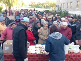 Волонтери радують мешканців Біленького та Василівської Пустоші у Краматорську смачним пловом