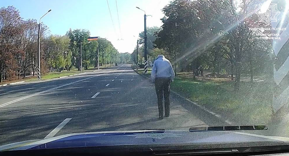 Патрульні допомогли загубленому чоловіку повернутися додому у Краматорську