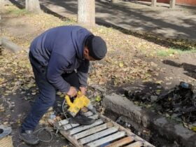 У Краматорську ремонтують дощоприймальні решітки