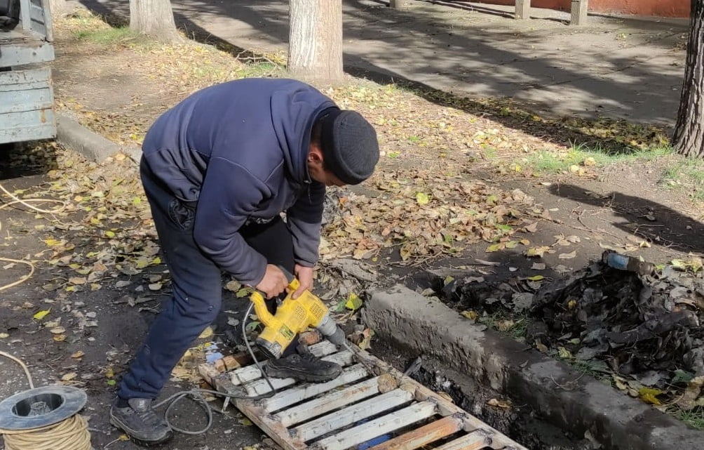 У Краматорську ремонтують дощоприймальні решітки