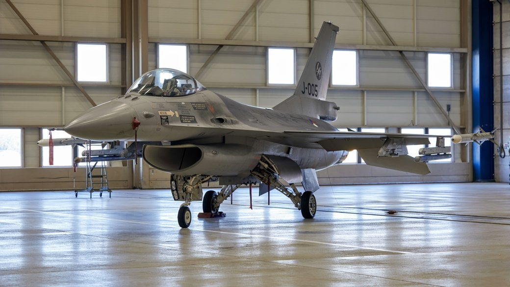 Українські пілоти вже навчаються літати на авіатренажерах F-16 — Ігнат