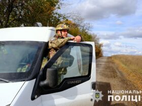 «Нам тут страшно та важко, але ми віримо в вас», - мешканка прифронтового села, куди під щільним вогнем «білі янголи» доставили гум вантаж