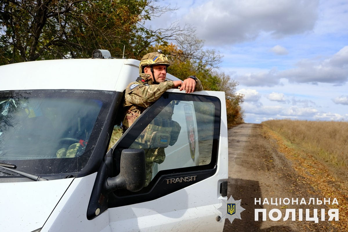 «Нам тут страшно та важко, але ми віримо в вас», - мешканка прифронтового села, куди під щільним вогнем «білі янголи» доставили гум вантаж