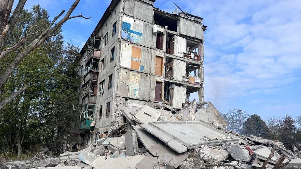 Понівечені будинки, медзаклад, естакада: обстріли Донеччини за добу