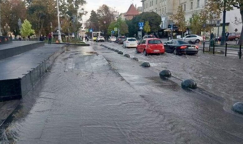 Центр Львова затопило