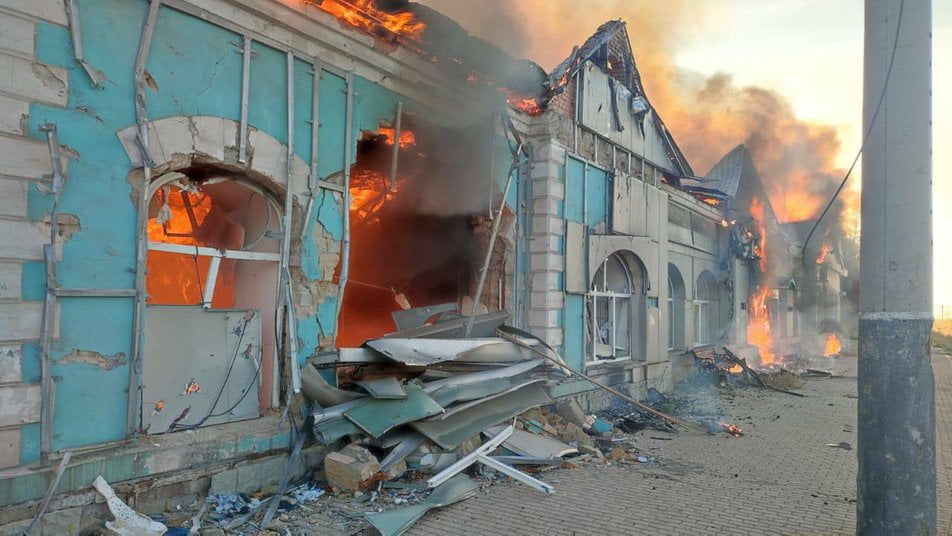 обстріляли Очеретине, загорівся залізничний вокзал