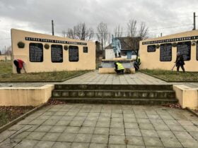 територія пам'ятника в центрі села Дмитрівка