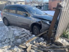 Водій Peugeot врізався в паркан