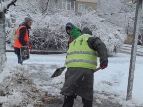 У Краматорську комунальники розчищають дороги від снігу