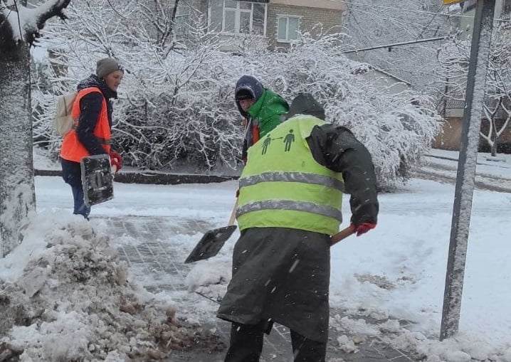 У Краматорську комунальники розчищають дороги від снігу