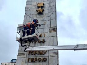 Демонтаж радянської зірки у Києві