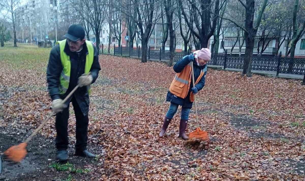 У Краматорську комунальники прибирають листя