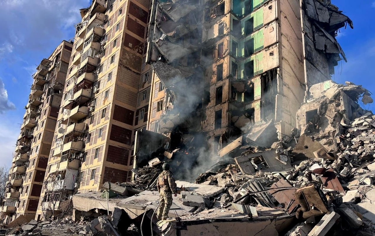 В Авдіївці авіаударом зруйновано 14-поверхівку