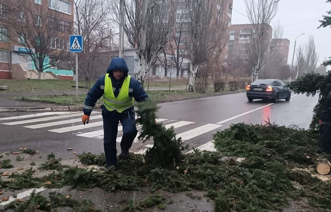 У Краматорську вітер повалив багато дерев