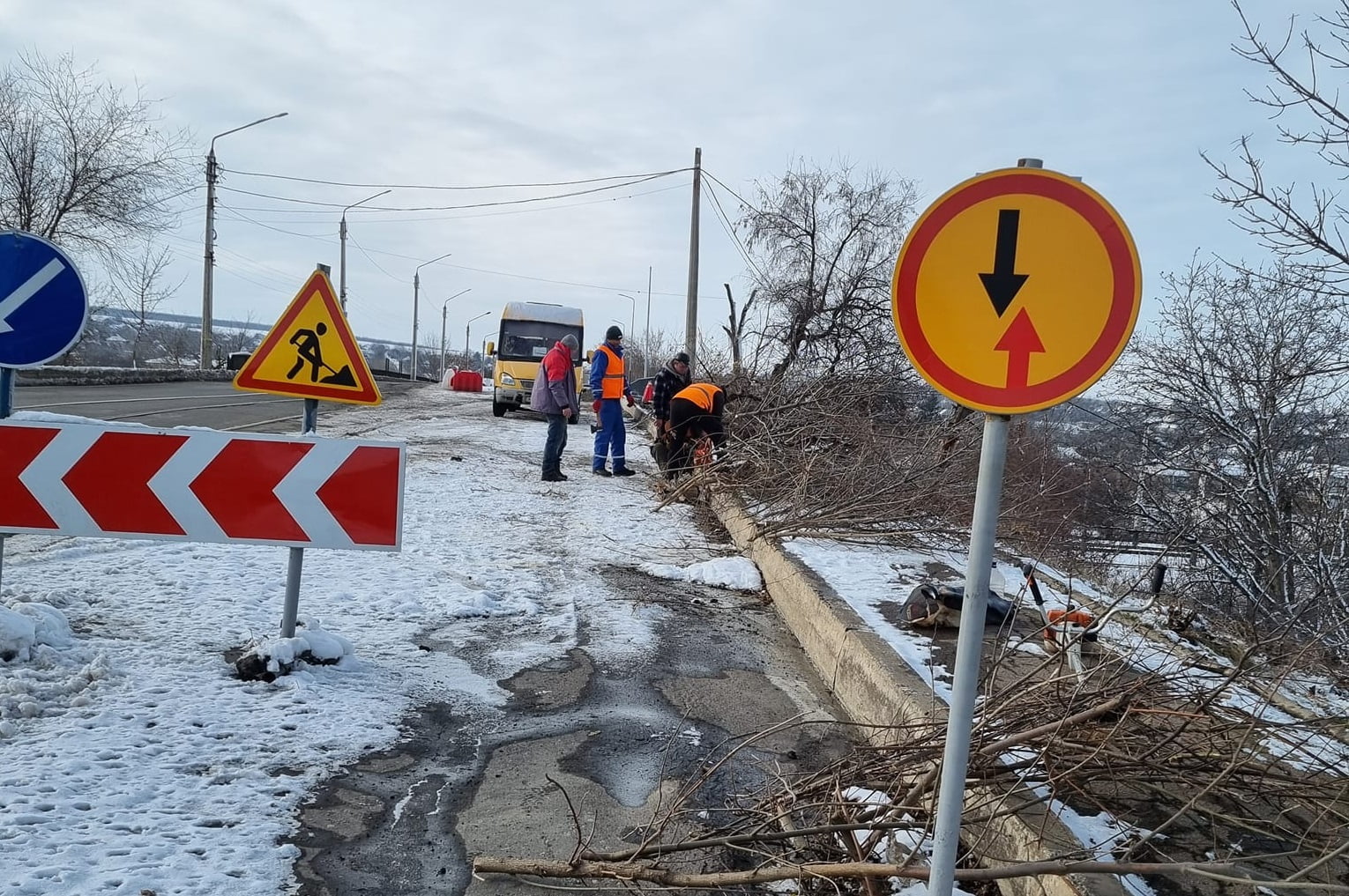 комунальники прибирають узбіччя доріг