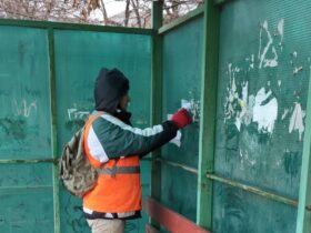 чищують зупинки громадського транспорту від оголошень