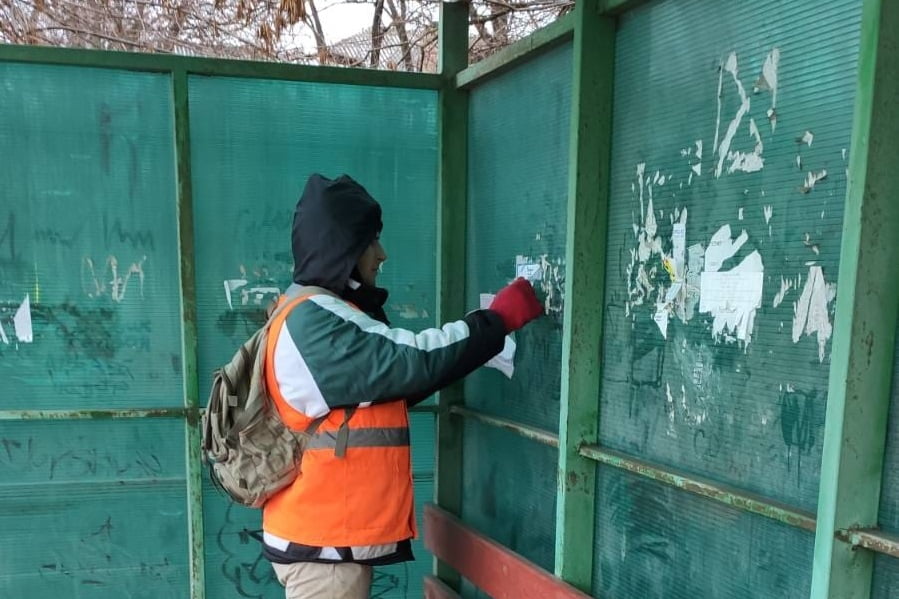 чищують зупинки громадського транспорту від оголошень